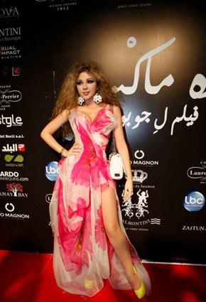 من هو الرجل الذي عانق ميريام فارس بحرارة؟ 